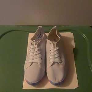 Woman’s size 9 cream color canvas lace up sneakers. NWT